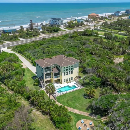 400ft to private beach. Riverfront,dock,pool,kayaks Elevator, 1.6 acres