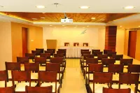 Holiday Vista Thekkady a Premium Hotel Near Periyar Wild Life Sanctuary with Sky View Pool - bar