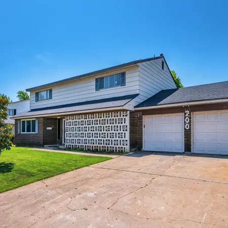 30 Min to OU!  Spacious 5 Bedroom Home with Private Pool and Hot Tub