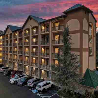 Downtown Gatlinburg, on Parkway, National Park, Mountain Views, Pool, Sleeps 6 Hotel Exterior
