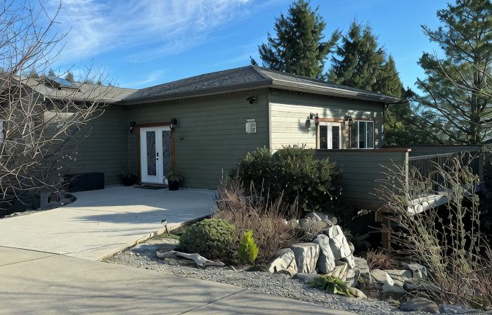 LUXURY COTTAGE IN DAVIS BAY, BC.