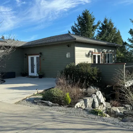 LUXURY COTTAGE IN DAVIS BAY, BC.