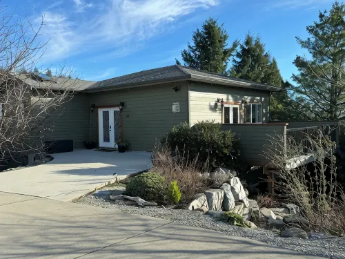 LUXURY COTTAGE IN DAVIS BAY, BC.
