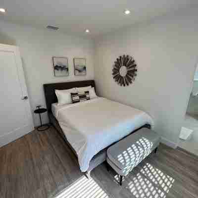 Stylish 2 Bedroom Home in Santa Monica Rooms