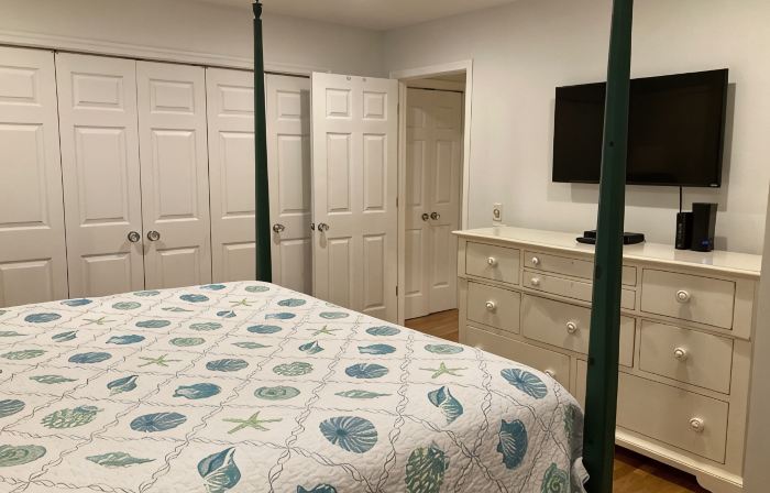 BEAUTIFULLY DECORATED ~ CLOSE TO THE BEACH ~ 5 BEDROOM/4 BATH