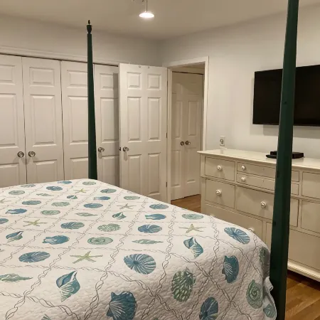 BEAUTIFULLY DECORATED ~ CLOSE TO THE BEACH ~ 5 BEDROOM/4 BATH