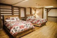 Real Log Cabin + 34 acres + Creek + Barn + Easy Access + Nantahala Forest! - 4-Sterne