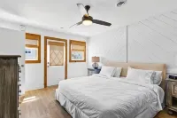 On Canal Includes Linens. Check in and Out Any Day of the Week. Walk to Park - Boutique