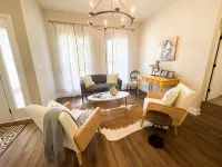 Cheerful spacious home-5 min to Bruce's Field/Downtown