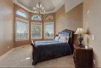 Beautiful Country Villa on 5 Acres, 5 Miles to Downtown Hotels in 