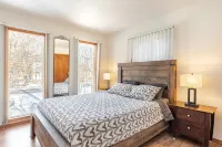 Private Wooded Escape + Fire Pit and Screen Porch - Homestays