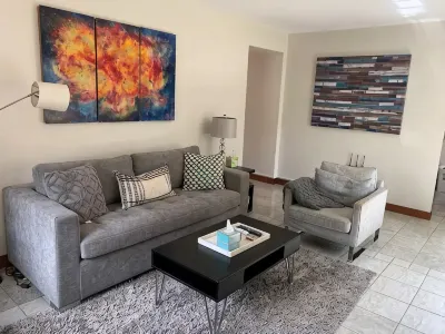 Beautiful Modern Condo Downtown/Convention Center Hotels in First Hill