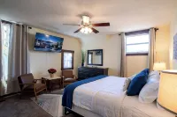 Modern Meets Vintage! 5 Bedrooms. Game Room, Patio, Fun!