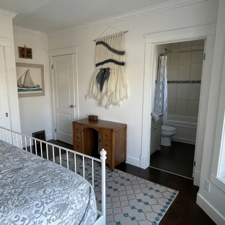 Peaceful Historic 3 Bedroom hideaway, Walkable to Calgary's Greatest Attractions