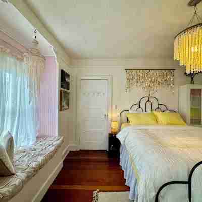 Beachy Chic Seaside Retreat-gas fireplace & firepit, steps to beach, prom & town Rooms