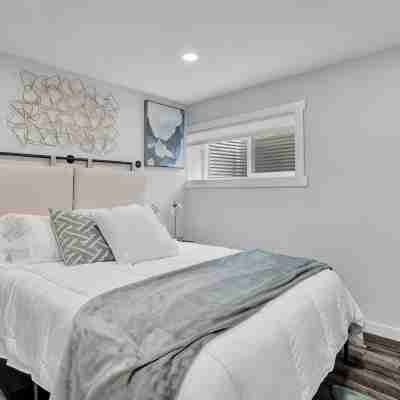 Gather in Saskatoon - Hot Tub 85" TV, Deck, Bbq, Trampoline, Games Room, 5Bdrm Rooms