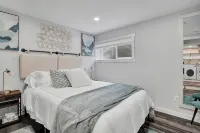 Gather in Saskatoon - Hot Tub 85" TV, Deck, Bbq, Trampoline, Games Room, 5Bdrm