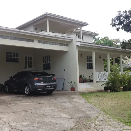 Apartment in quiet upscale Holetown area near Limegrove Centre and Beach
