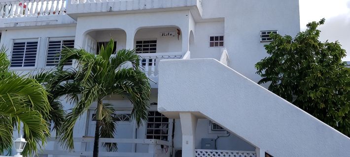Aloha Penthouse apartment in the heart of the Maho entertainment area. Hotele w: Lowlands