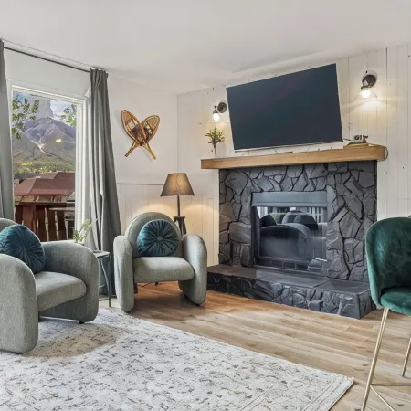 4BR 2000sqft Chalet by DT: 15mins to Banff,  Epic MTN Views, 2-min Walk to Shops