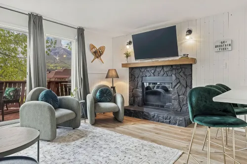 4BR 2000sqft Chalet by DT: 15mins to Banff,  Epic MTN Views, 2-min Walk to Shops - Bungalows