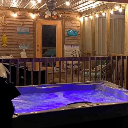 Cute Bungalow, Hot tub, game room,fenced yard