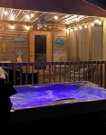 Cute Bungalow, Hot tub, game room,fenced yard