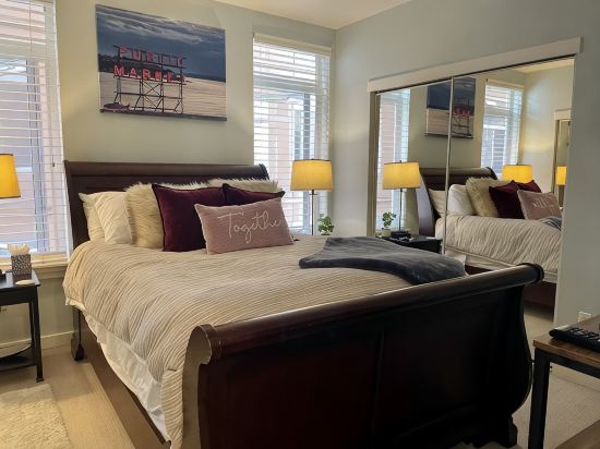 Downtown, 2 Br,Water View. 98% Walk Score! Free Pkg-Hot Tub, Pool, Weight Room