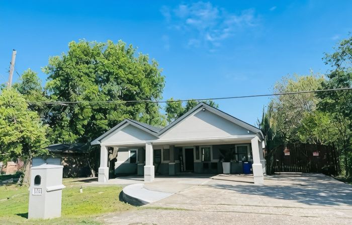 Spacious 4-bedroom house with Hot Tub in beautiful Balch Springs with AC, WiFi
