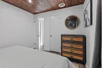 Private Garden Retreat - King Bed - mins TMH + Downtown + FSU! - Condos
