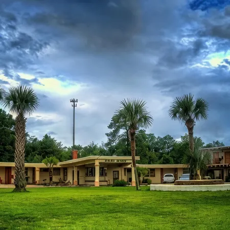 Nassau Holiday Motel