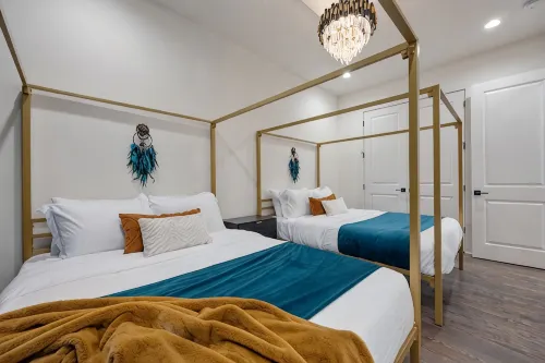 Ultra Heated Rooftop Pool! Arcade, Elevator, EV Charger, Sleeps 11, Full Home - สระว่ายน้ำส่วนตัว