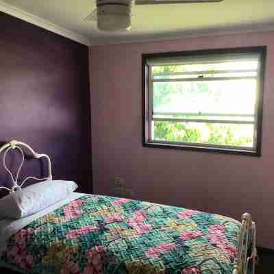 4 bedroom home. Close to restaurants,fast food, shopping and hospital Rooms