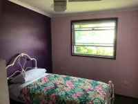 4 bedroom home. Close to restaurants,fast food, shopping and hospital - balcony