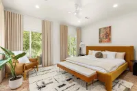 Lake Austin Modern Luxury 200 Feet of Private Lakefront with 2 Docks - en bord de mer