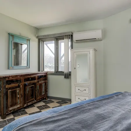 Pets welcomed, fully fenced in yard. Beautiful 1BR suite w full kitchen, WI-FI