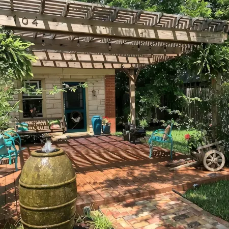 Charming bungalow near downtown Round Rock! High speed Wi-Fi!