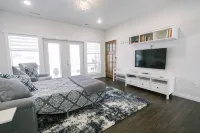 Beautiful Master Suite & Full Kitchen in New Home - Boutique