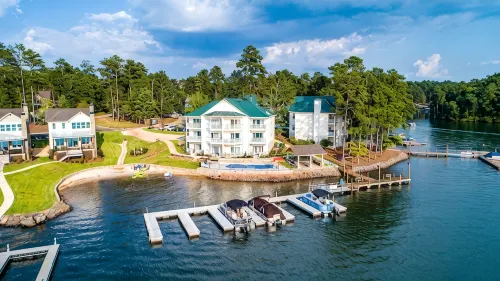 Lakefront Getaway with Stunning Western Views – Sleeps 6! - ジャグジー