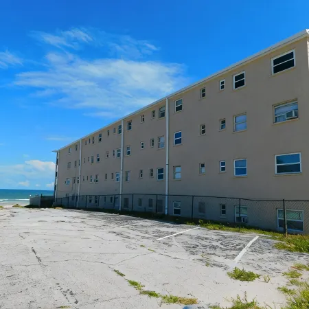 Oceanview Daytona Beach Studio • Off Duty Mermaid • Pool, Sleeps 4