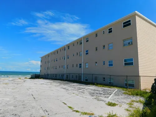 Oceanview Daytona Beach Studio • Off Duty Mermaid • Pool, Sleeps 4 - homestay