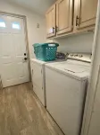 Super Clean, Cozy 3 Bedroom 2 Bath, Sleeps 6 close to Hereth Park - 3-Star