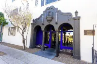 Space Jungle Studio with Free Parking, King Bed walk to UofA, Nightlife and Food - Condos