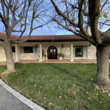 6 Bed 3 Bath House Surrounded by 10 Acres of Vines w Pool, Jacuzzi, & Fire Pit.