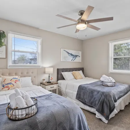 MKE River 3-LVL Townhouse 3BR+1.5BA with Parking for 2 Vehicles