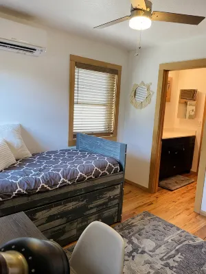 New Downtown 3 Bedroom Upstairs Flat with views - พร้อมระเบียง