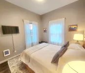 Downtown Whitefish awaits you at Central Ave Suite, Modern luxury. - バルコニー
