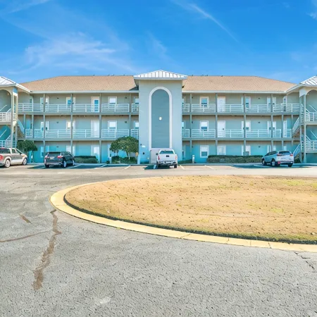 304-D Across from the Beach and dining and entertainment. Elevator