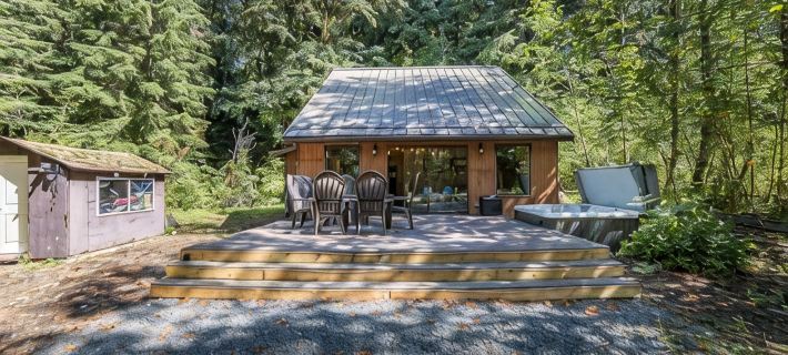 Unplug at this Mt. Baker Cabin in the Hot Tub, enjoy massage chair & rain shower Hotels in Whatcom County