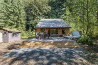 Unplug at this Mt. Baker Cabin in the Hot Tub, enjoy massage chair & rain shower - Wifi